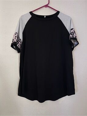 Source Unknown Black Short Sleeve Raglan Top with Pink Leopard Accent